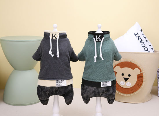 Maak je huisdieren klaar voor het koude seizoen met onze dikkere winterkleding.