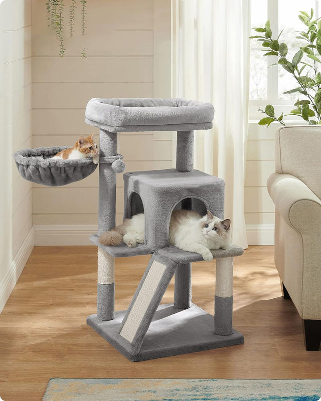 Duurzame lichtgrijze kattenboom met speelgoed kattentoren appartement kattenhuis en gepoede pluisperk